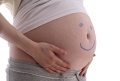 Bauch einer Schwangeren mit Smiley