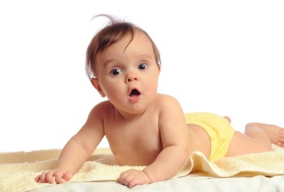 Baby mit gelber Windel