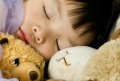 Schlafendes Baby mit Teddybären