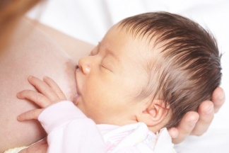 Baby beim Stillen