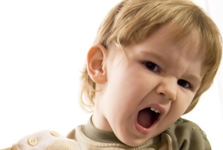 Gähnender Bub