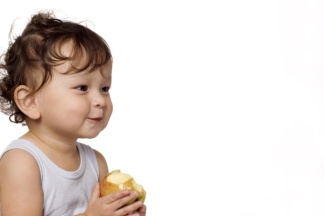Kind mit Apfel