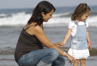 Mutter und Tochter am Strand