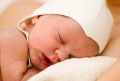 Schlafender Säugling mit Mütze