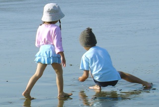 Geschwister am Strand