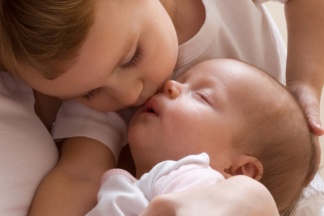 Grosser Bruder küsst Baby