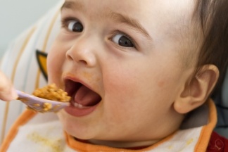 Baby isst seinen Brei