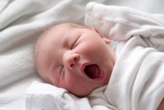 Gähnendes Baby