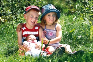 Geschwister mit Baby