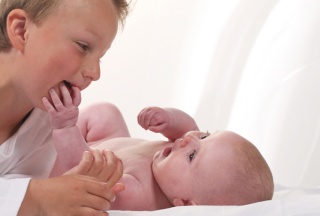 Grosser Bruder mit Baby