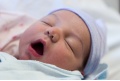 Schlafender Säugling mit blauer Mütze