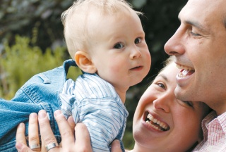 Baby mit seinen Eltern