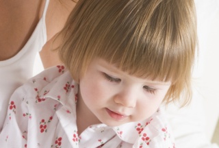 Kleines Mädchen liest in einem Kinderbuch