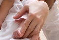 Mutter und Baby Hand in Hand