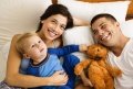 Junge Familie mit Teddybär