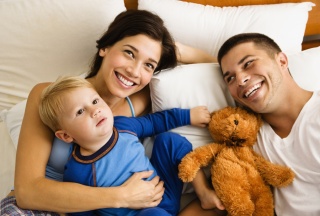 Junge Familie mit Teddybär