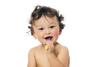 Baby beim Zähneputzen