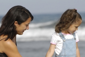 Mutter und Tochter am Strand