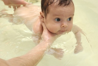 Baby in der Badewanne