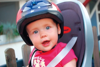 Baby im Autositz