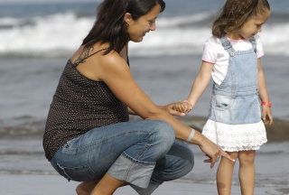 Mutter und Tochter am Strand