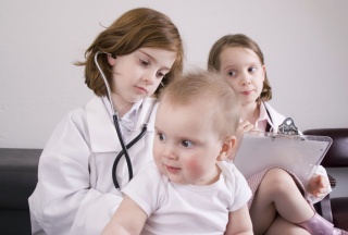 Kinder spielen Arzt