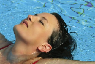Schwangere Frau im Schwimmbad