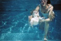 Baby schwimmt mit seiner Mutter