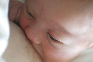 Baby beim Stillen