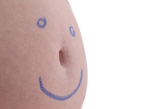 Schwangerer Bauch mit Smiley