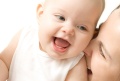Lachendes Baby mit seiner Mutter