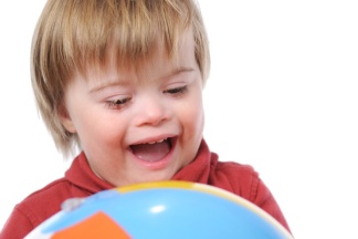 Kleiner Bub mit Ball
