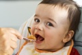 Baby isst seinen Brei