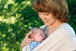 Mutter mit ihrem Baby im Tragetuch