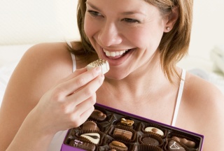 Frau mit Pralinen