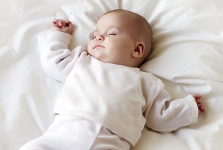 Schlafendes Baby auf dem Rücken