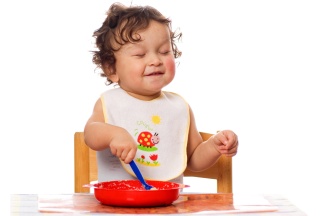 Baby beim Essen