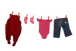 Babykleider auf einer Wäscheleine