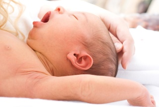 Mutter streichelt ihr Baby